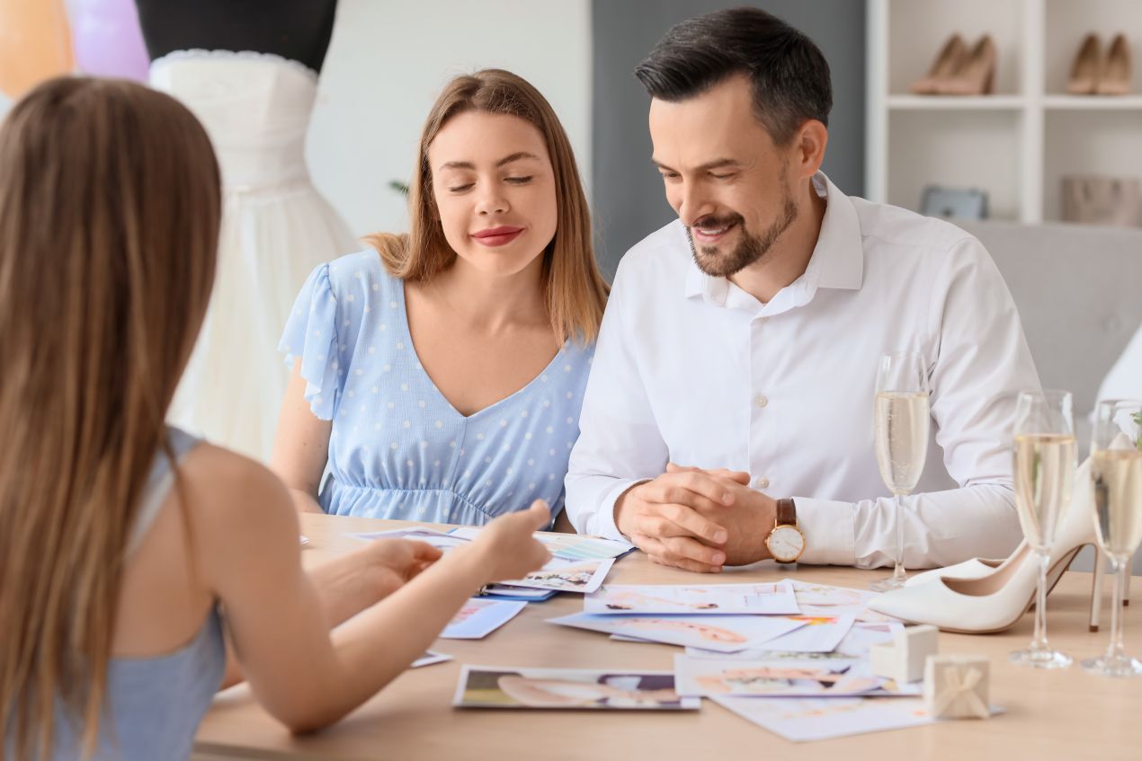 Paar plant gemeinsam mit Hochzeitsplanerin individuelle Rituale und waehlt passende Eheringe