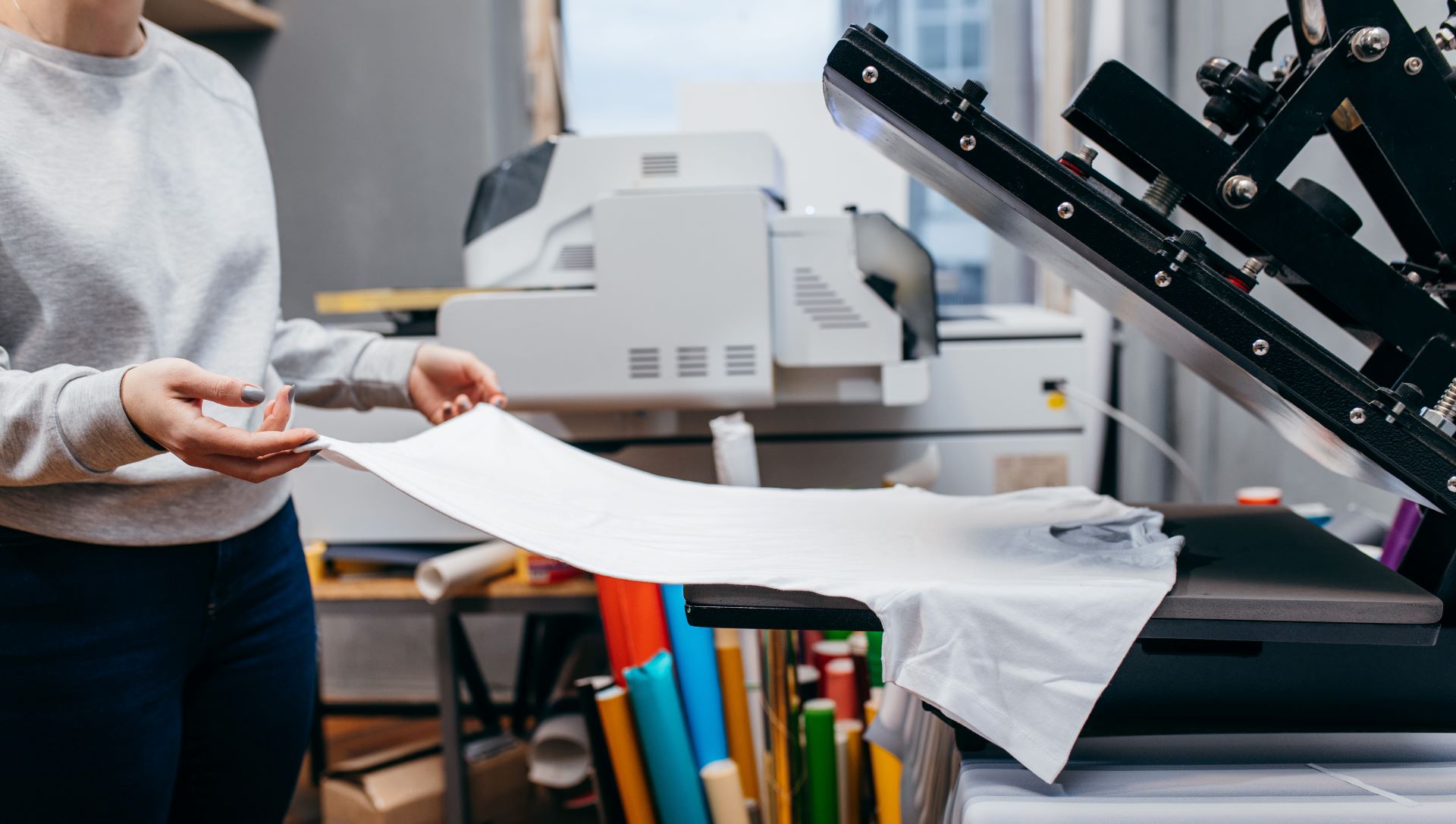 Textildruck mit moderner Maschine in einem Atelier
