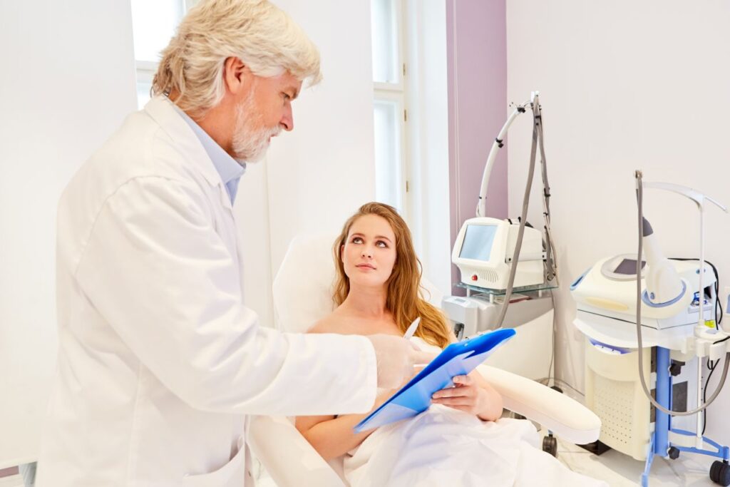 Patientin im Gespräch mit einem Facharzt in einer modern ausgestatteten Praxis – Aufklärung zur Endermologie als nicht-invasive Körperbehandlung
